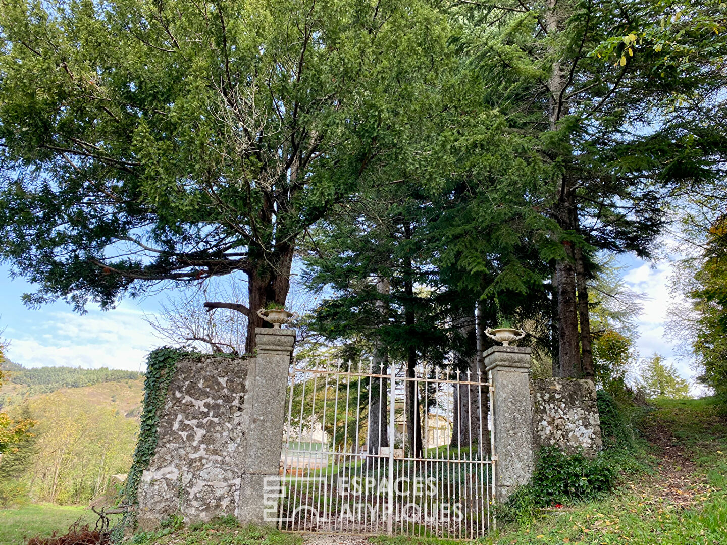 En Ardèche Verte, ancienne propriété de caractère aux atouts singuliers.