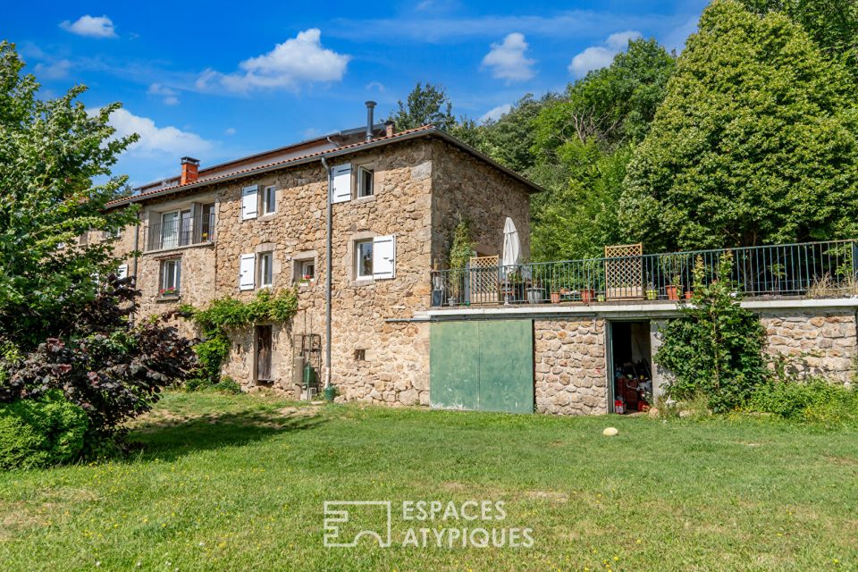 Maison en pierre rénovée avec vue préservée et 16 hectares en Ardèche