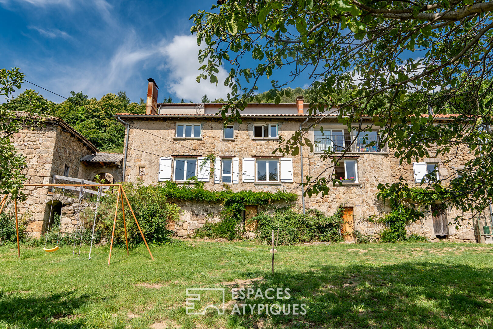 Maison en pierre rénovée avec vue préservée et 16 hectares en Ardèche