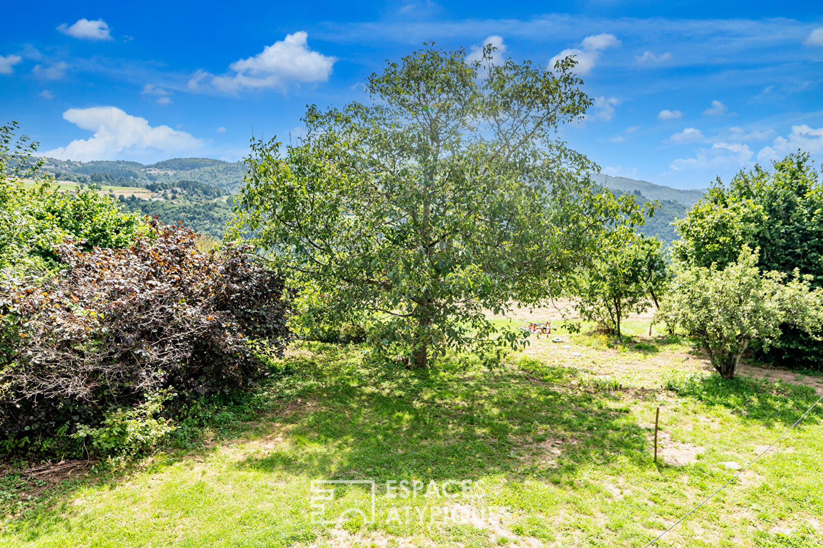 Maison en pierre rénovée avec vue préservée et 16 hectares en Ardèche