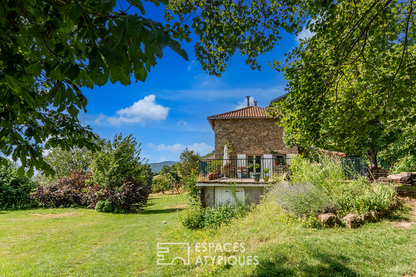 Maison en pierre rénovée avec vue préservée et 16 hectares en Ardèche