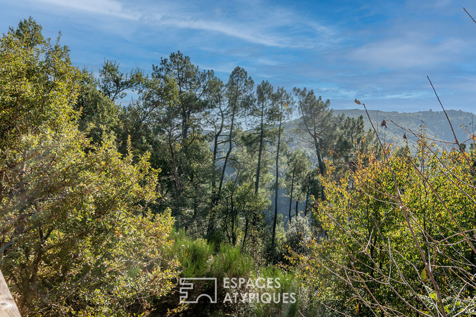 Maison bioclimatique dans un environnement naturel préservé en Ardèche