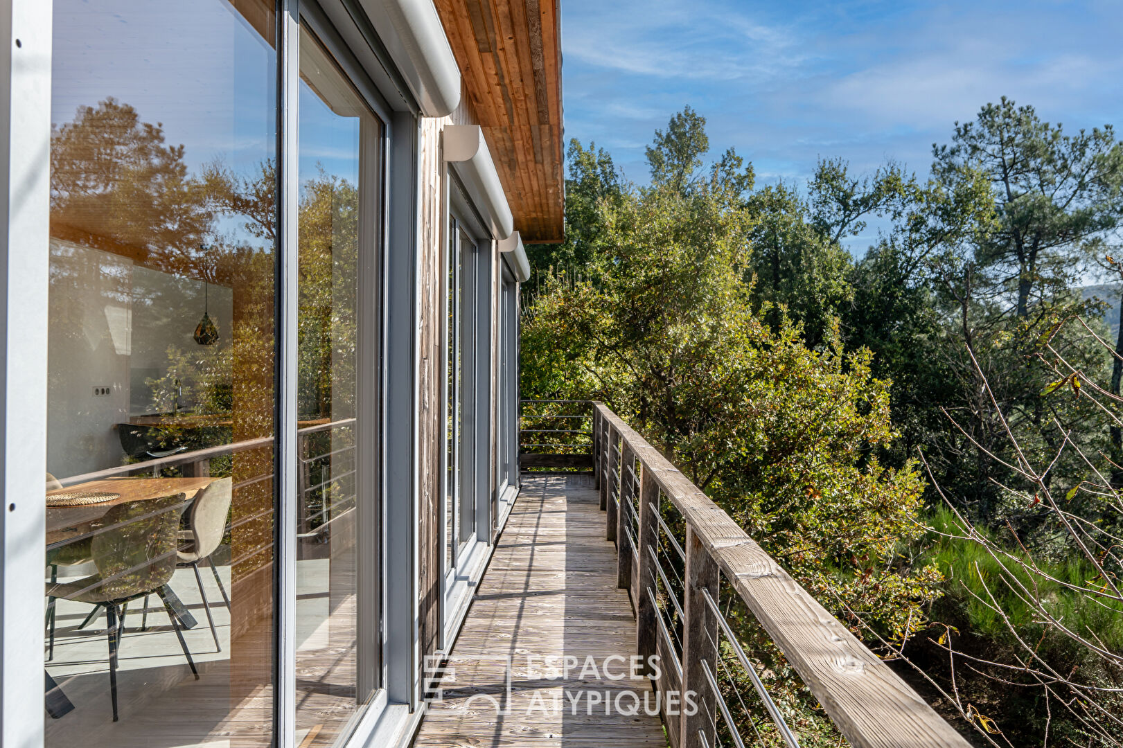 Maison bioclimatique dans un environnement naturel préservé en Ardèche