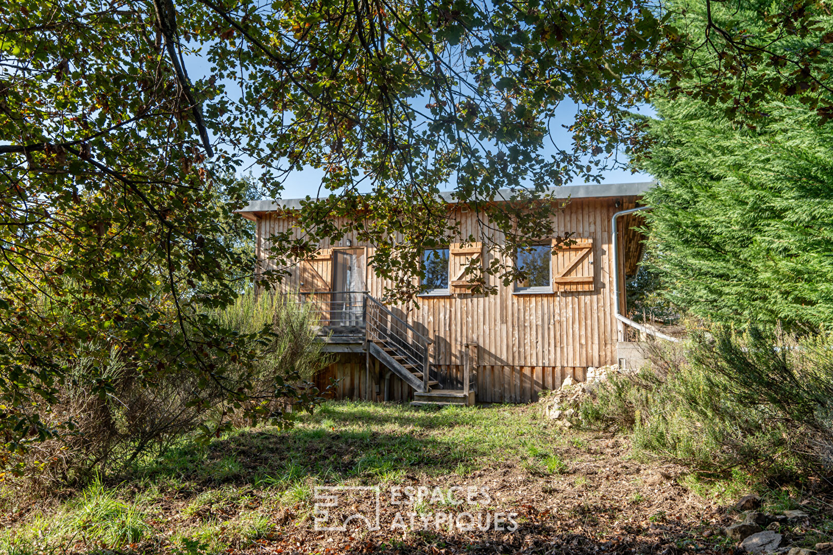 Maison bioclimatique dans un environnement naturel préservé en Ardèche