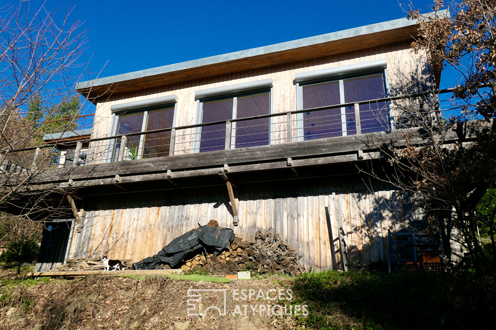 Maison bioclimatique dans un environnement naturel préservé en Ardèche