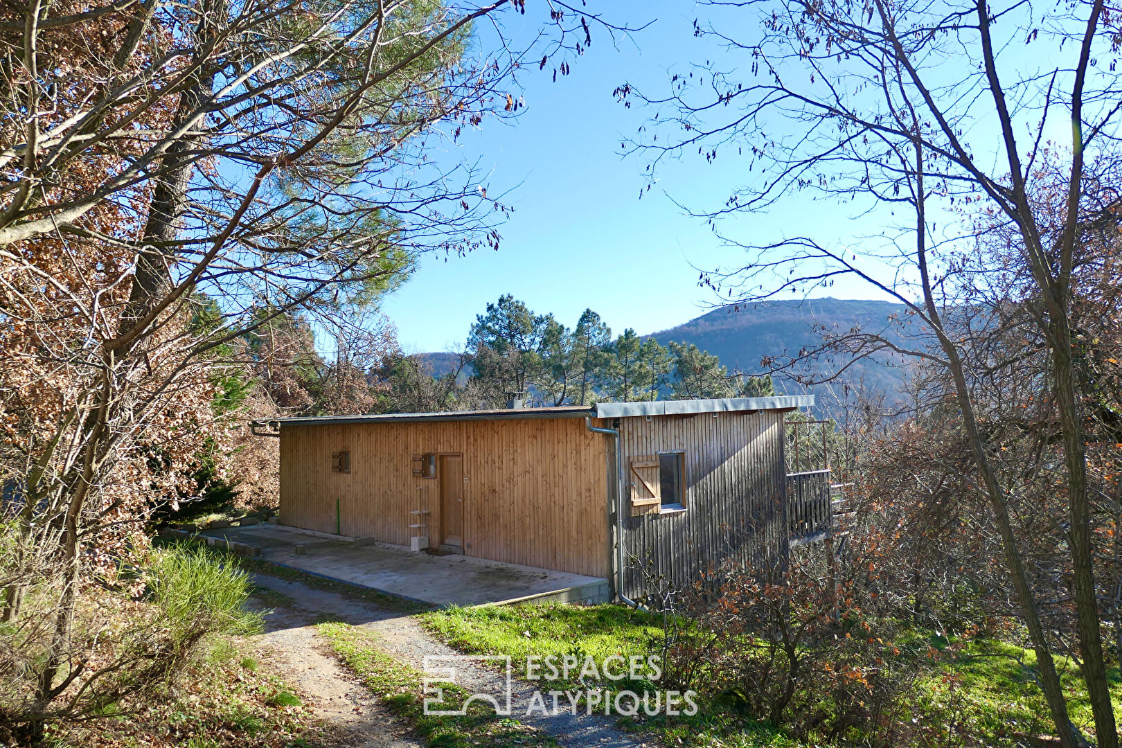 Maison bioclimatique dans un environnement naturel préservé en Ardèche