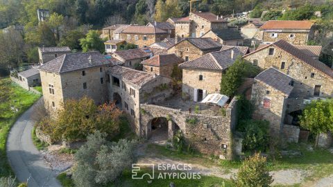 Ancienne magnanerie en pierre dans un village du sud de l’Ardèche