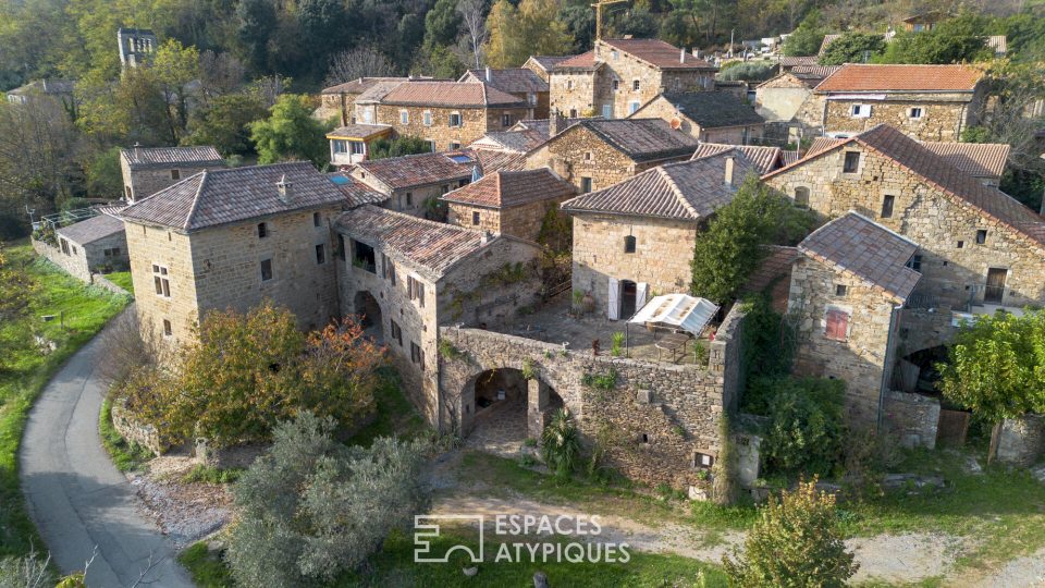 Ancienne magnanerie en pierre dans un village du sud de l'Ardèche