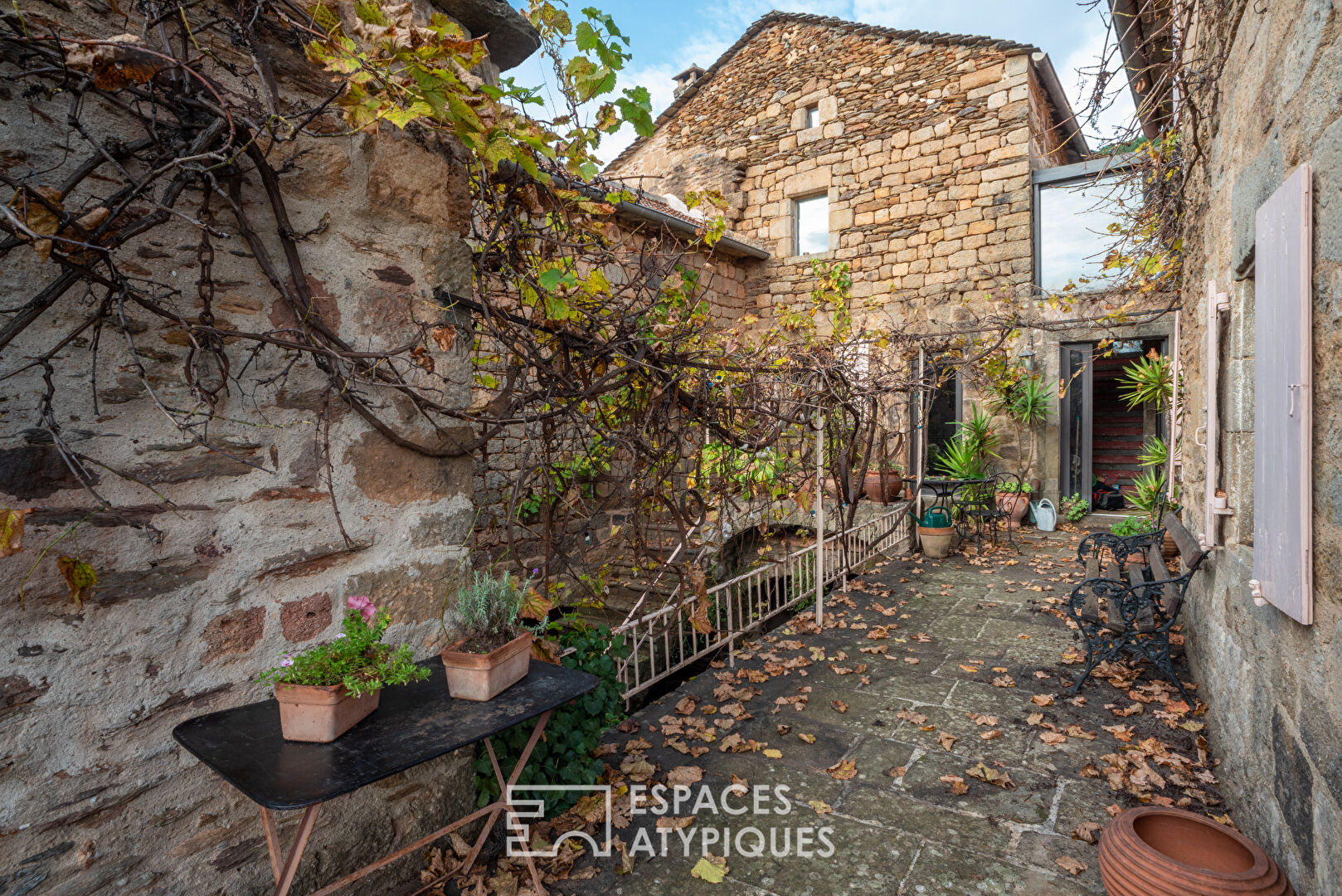 Ancienne magnanerie en pierre dans un village du sud de l’Ardèche