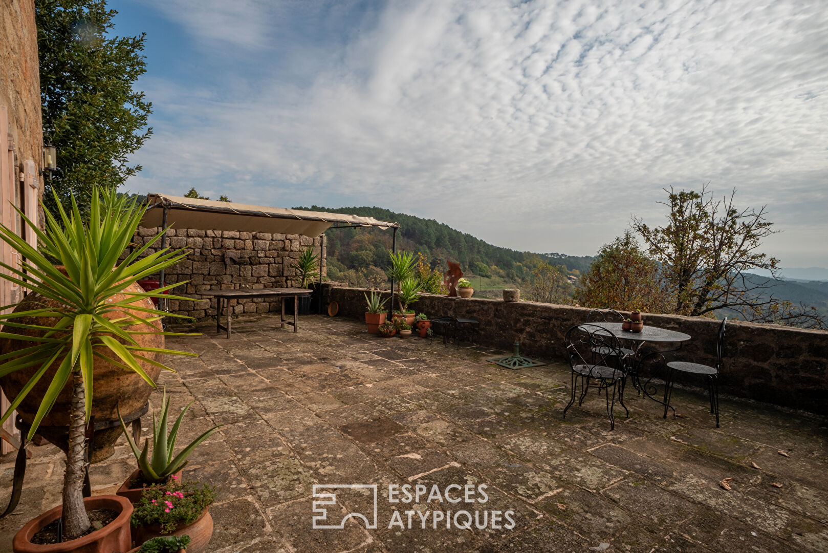 Ancienne magnanerie en pierre dans un village du sud de l’Ardèche