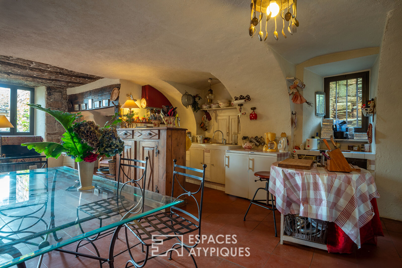 Ancienne magnanerie en pierre dans un village du sud de l’Ardèche