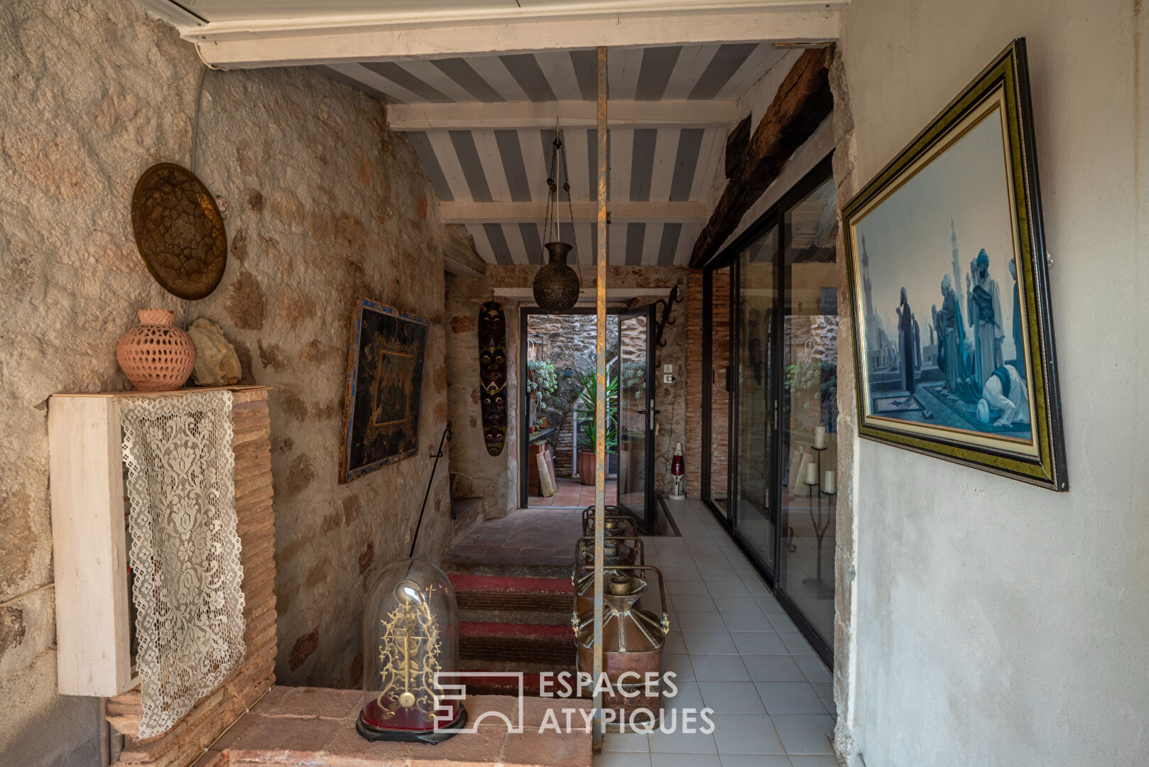 Ancienne magnanerie en pierre dans un village du sud de l’Ardèche