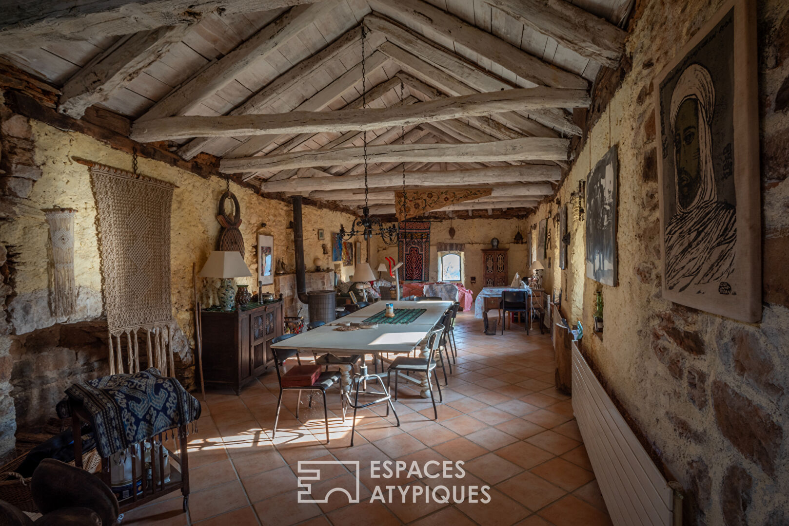 Ancienne magnanerie en pierre dans un village du sud de l’Ardèche