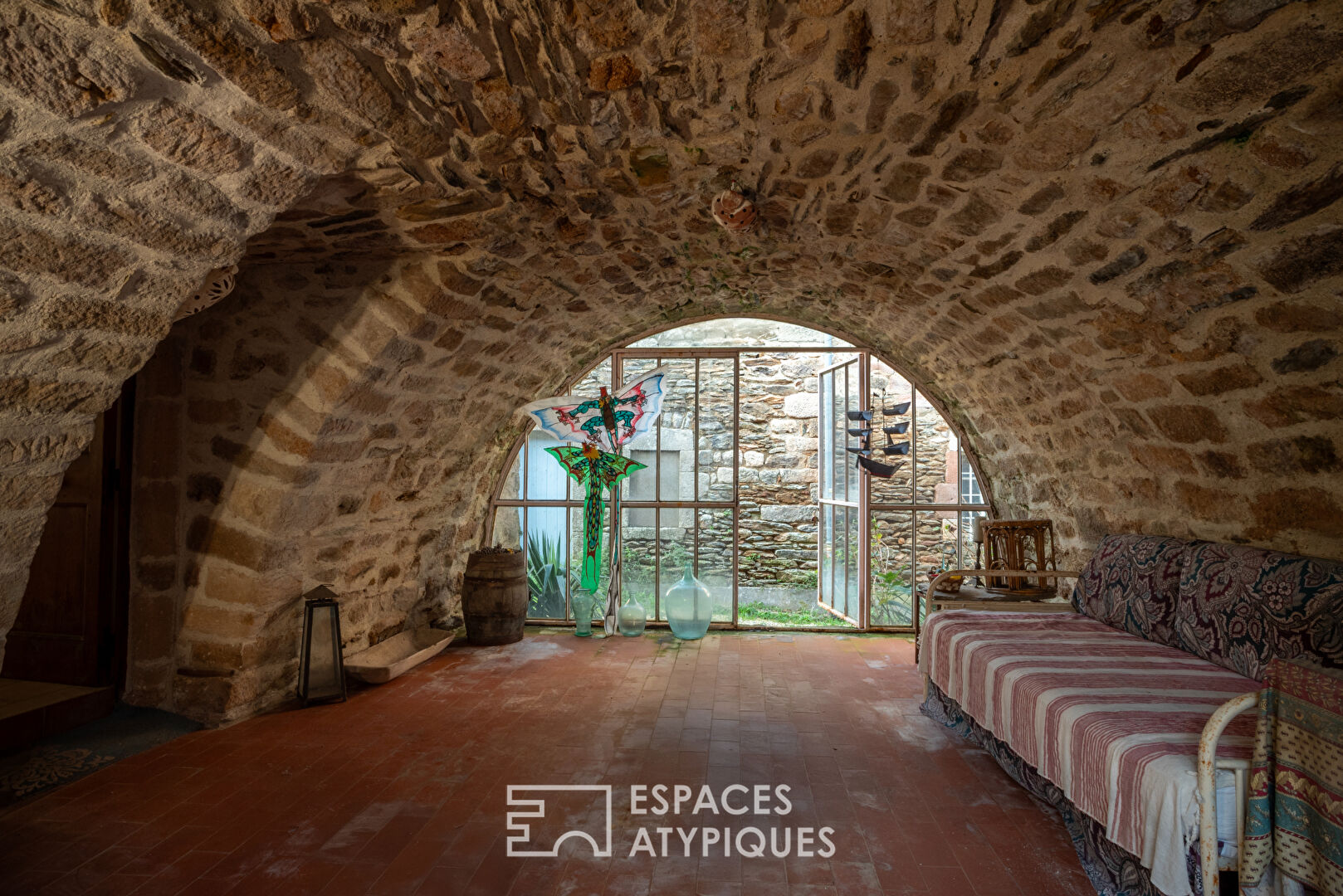 Ancienne magnanerie en pierre dans un village du sud de l’Ardèche