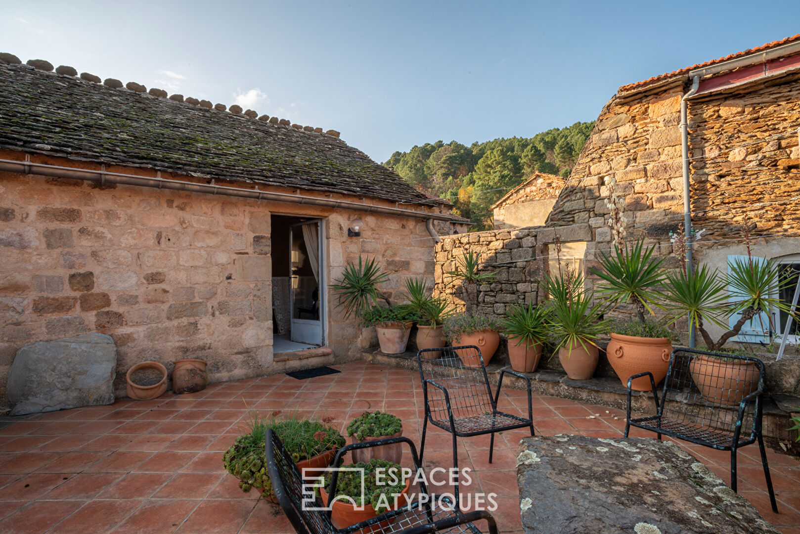 Ancienne magnanerie en pierre dans un village du sud de l’Ardèche