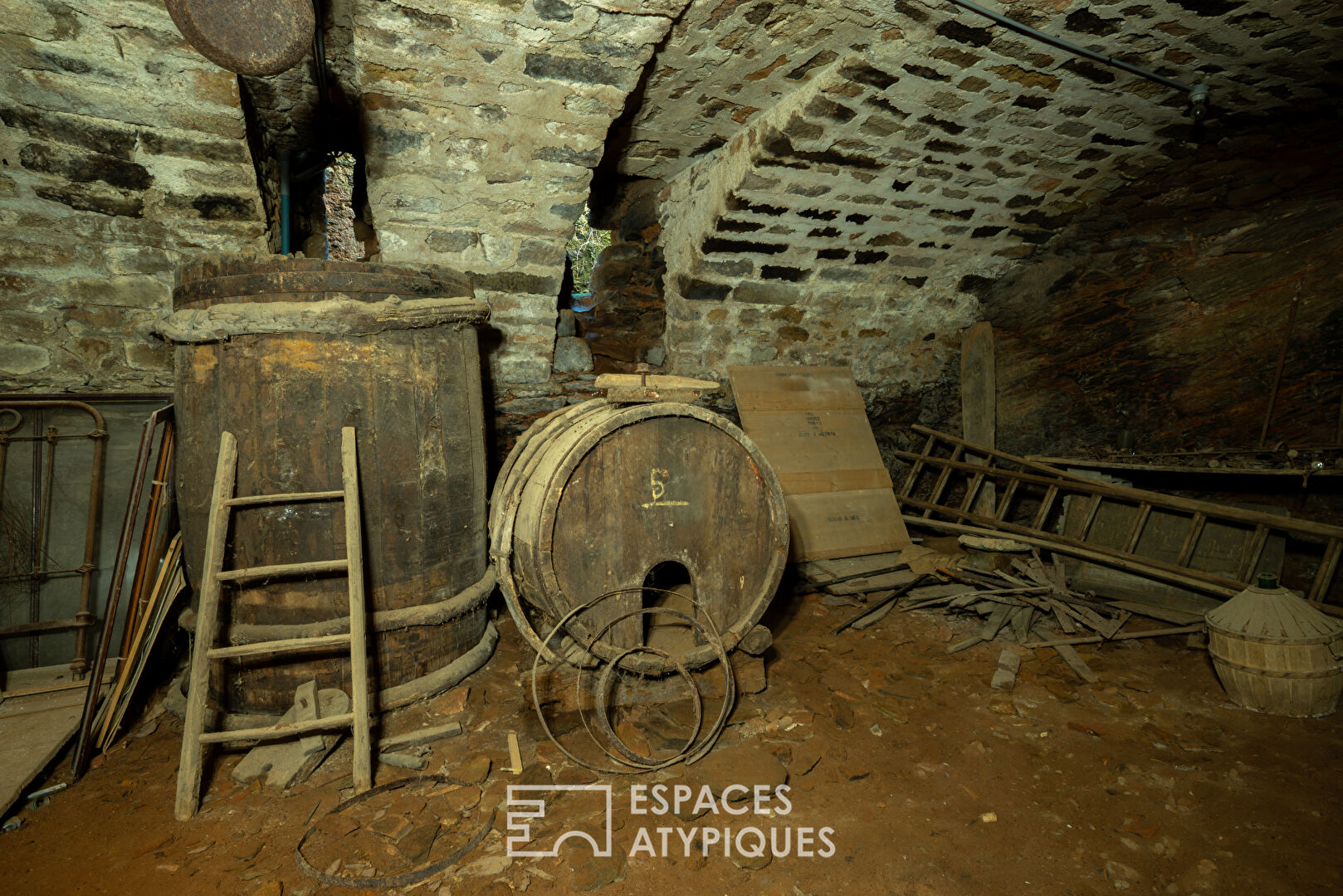 Ancienne magnanerie en pierre dans un village du sud de l’Ardèche