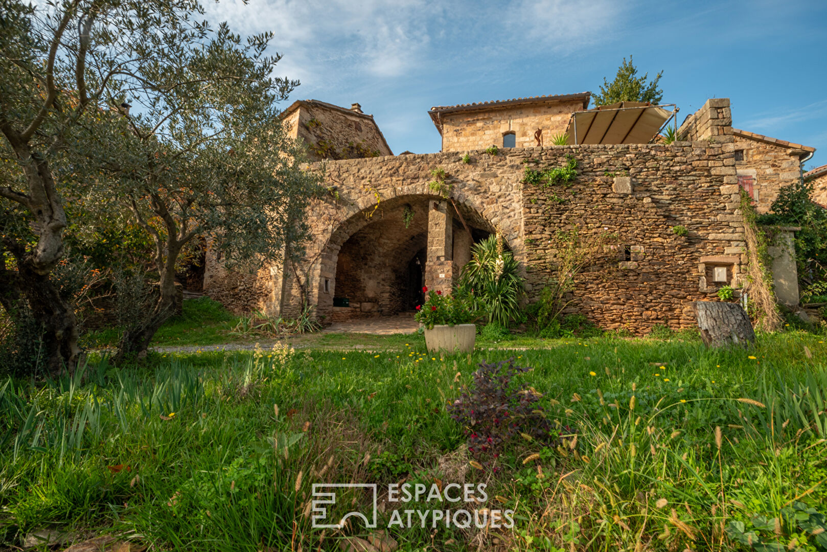 Ancienne magnanerie en pierre dans un village du sud de l’Ardèche