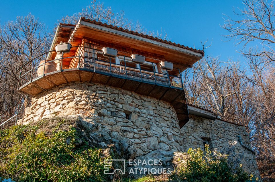 Petite maison de caractère en pierre, située au coeur d'un hameau paisible avec une très belle vue sur la vallée de Vals les Bains