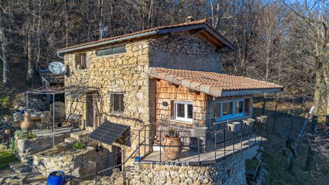 Petite maison de caractère en pierre, située au coeur d’un hameau paisible avec une très belle vue sur la vallée de Vals les Bains