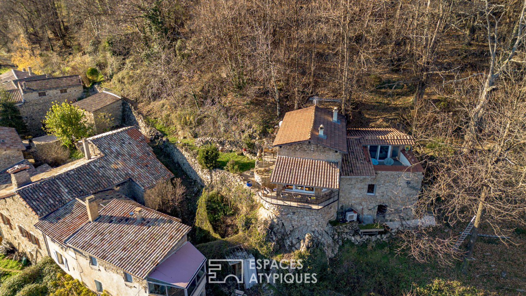 Petite maison de caractère en pierre, située au coeur d’un hameau paisible avec une très belle vue sur la vallée de Vals les Bains