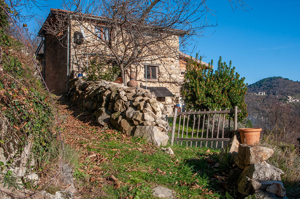 Petite maison de caractère en pierre, située au coeur d’un hameau paisible avec une très belle vue sur la vallée de Vals les Bains