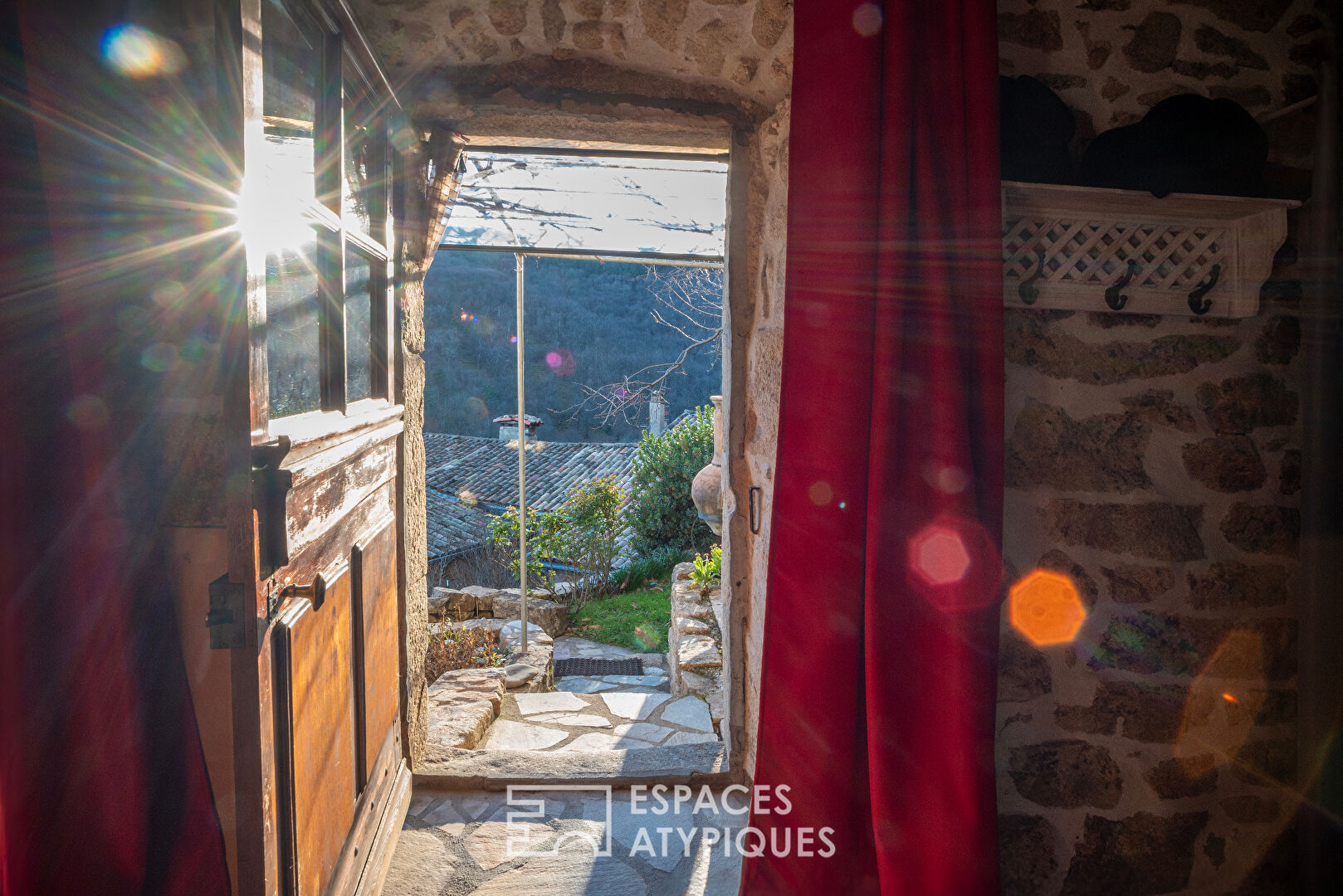 Petite maison de caractère en pierre, située au coeur d’un hameau paisible avec une très belle vue sur la vallée de Vals les Bains