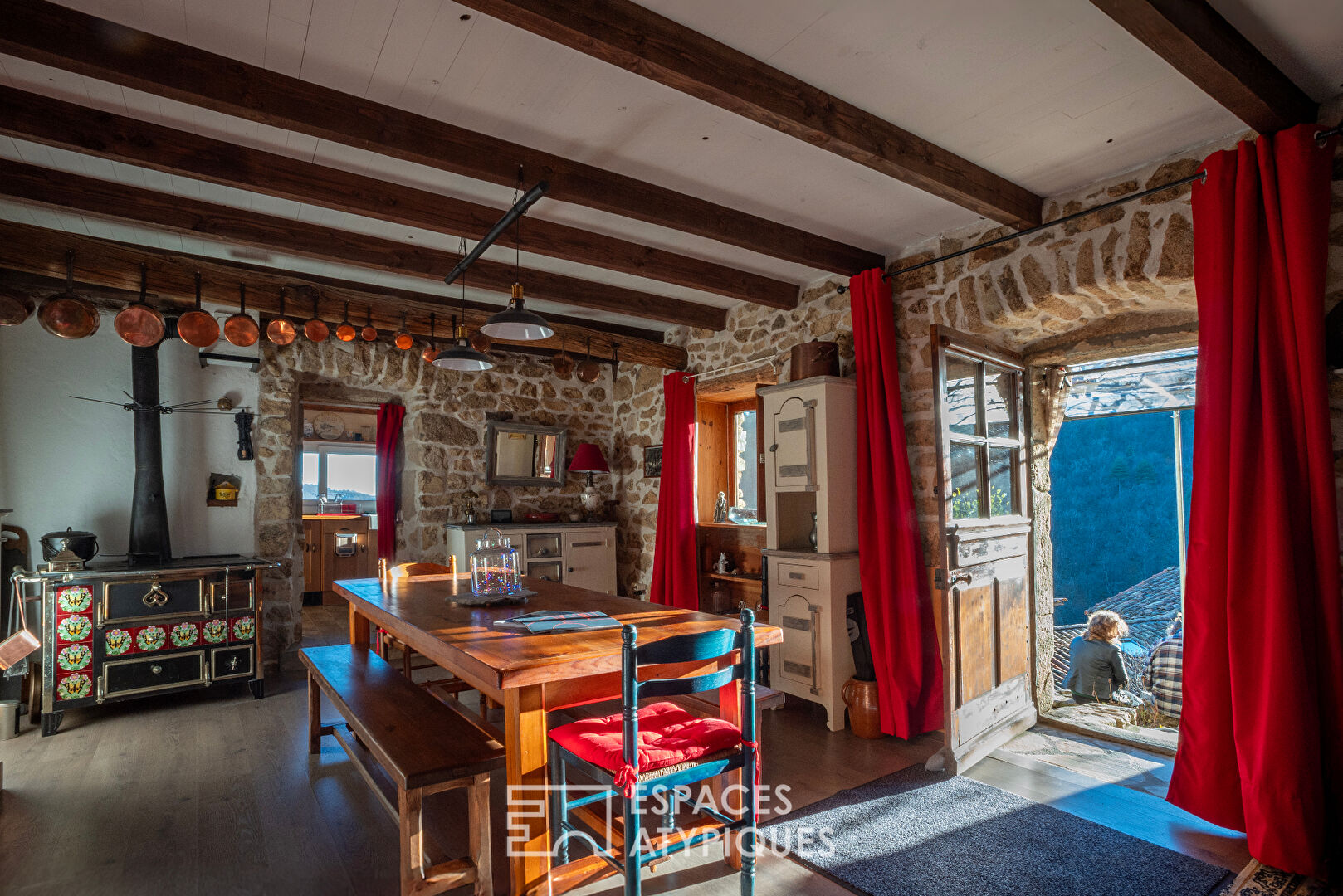 Petite maison de caractère en pierre, située au coeur d’un hameau paisible avec une très belle vue sur la vallée de Vals les Bains