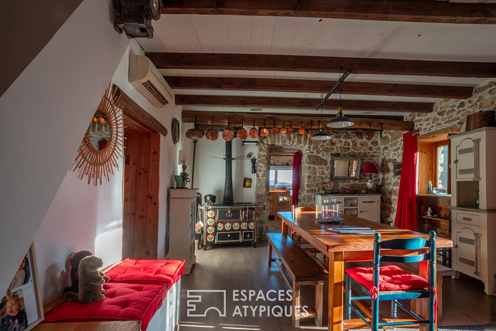 Petite maison de caractère en pierre, située au coeur d’un hameau paisible avec une très belle vue sur la vallée de Vals les Bains