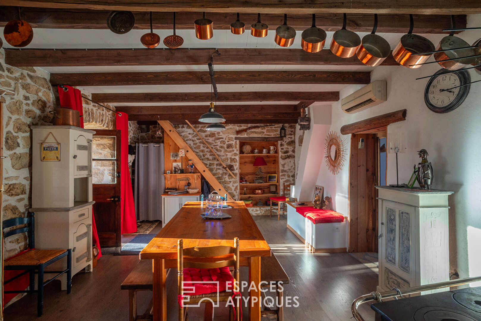 Petite maison de caractère en pierre, située au coeur d’un hameau paisible avec une très belle vue sur la vallée de Vals les Bains