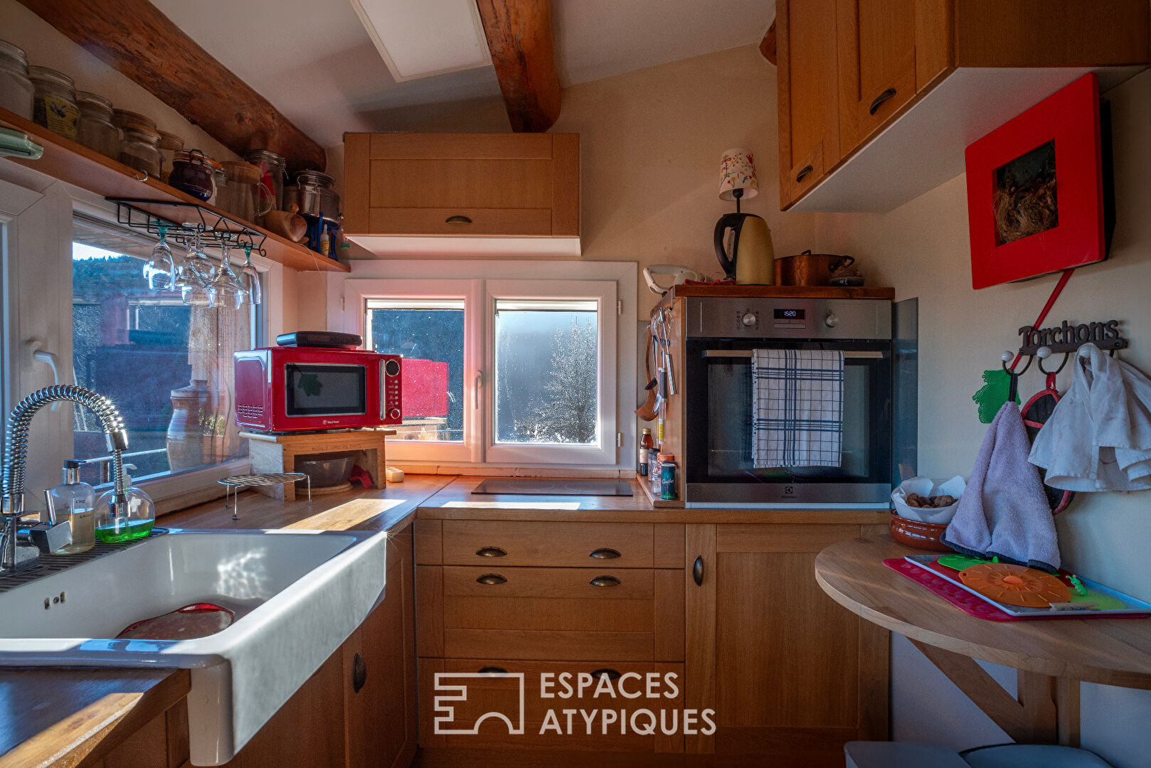 Petite maison de caractère en pierre, située au coeur d’un hameau paisible avec une très belle vue sur la vallée de Vals les Bains