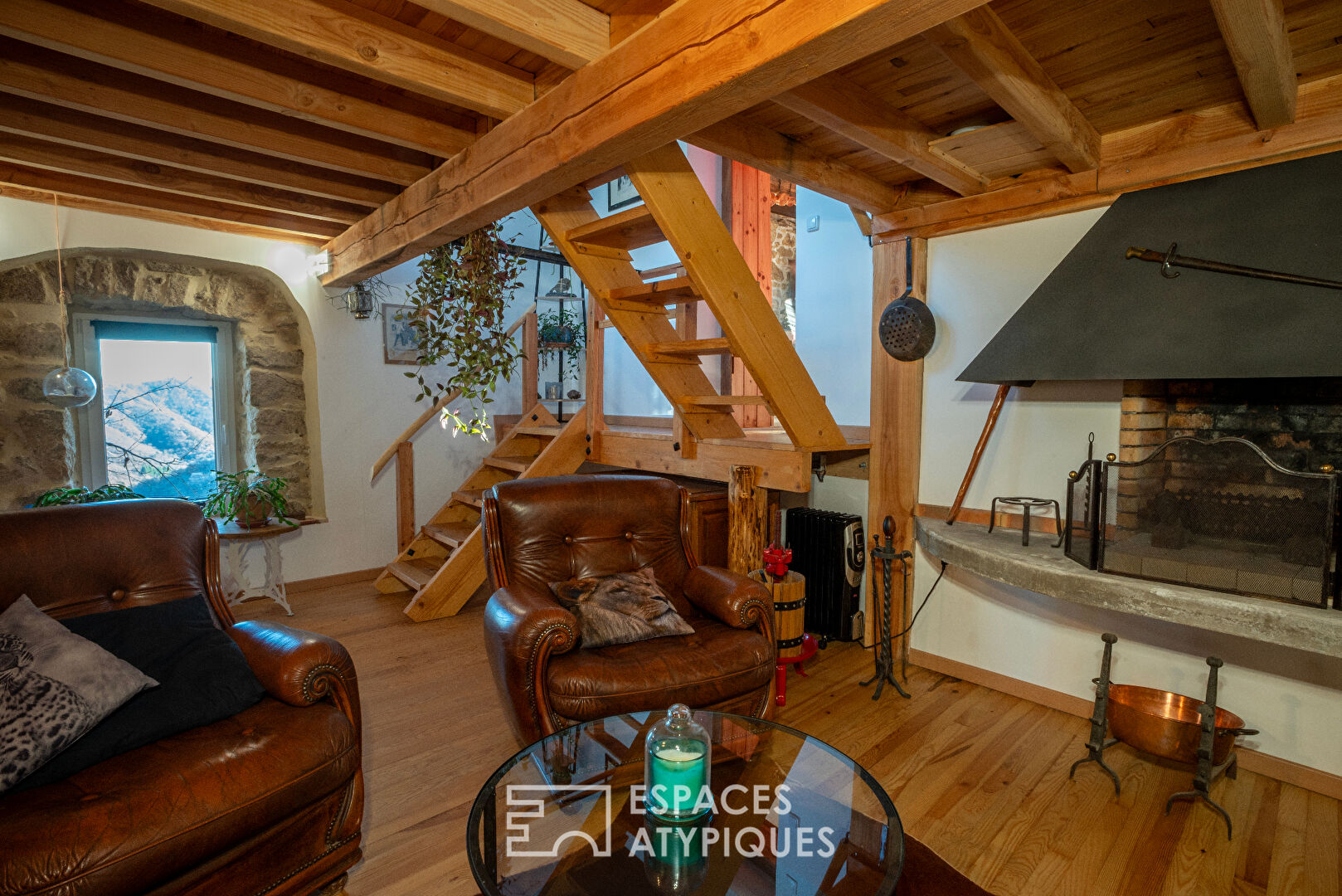 Petite maison de caractère en pierre, située au coeur d’un hameau paisible avec une très belle vue sur la vallée de Vals les Bains