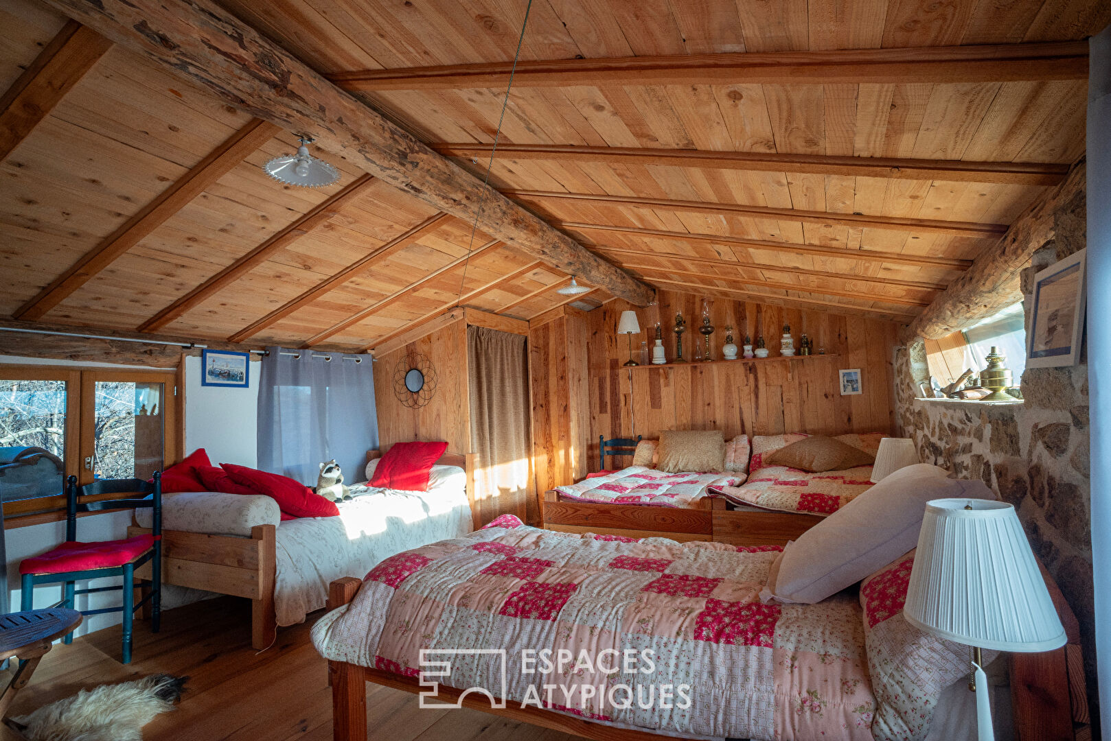 Petite maison de caractère en pierre, située au coeur d’un hameau paisible avec une très belle vue sur la vallée de Vals les Bains