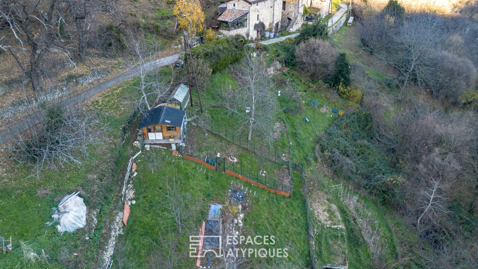 Petite maison de caractère en pierre, située au coeur d’un hameau paisible avec une très belle vue sur la vallée de Vals les Bains