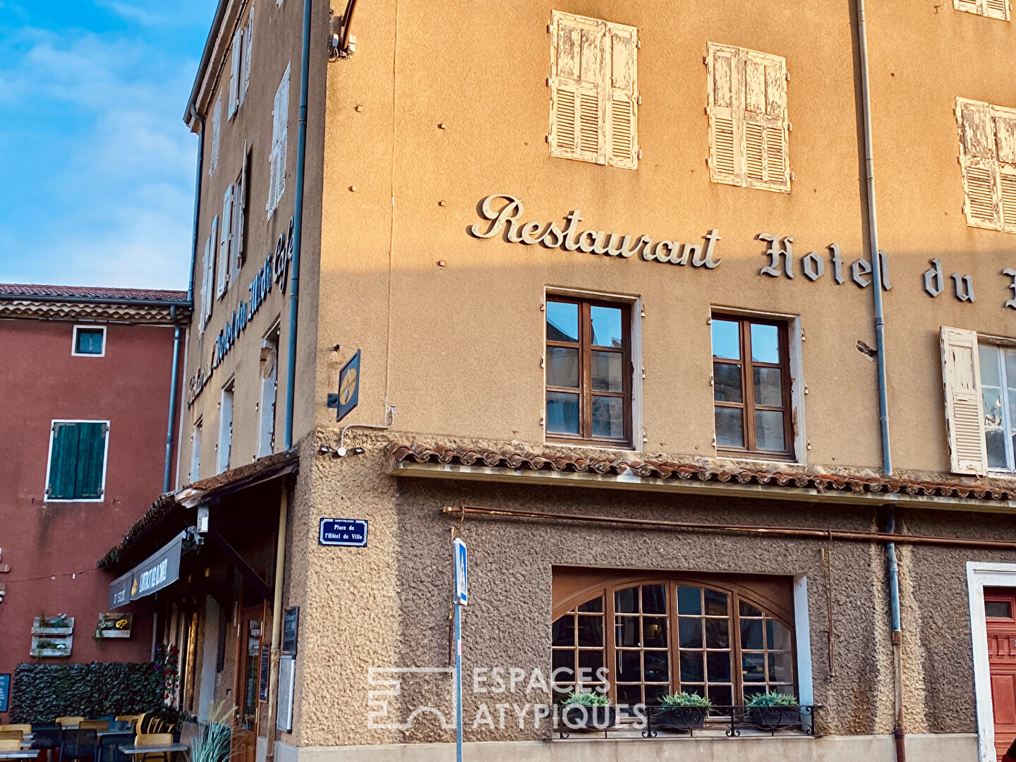 Murs et fonds de commerce d’un ancien hôtel, en Ardèche.