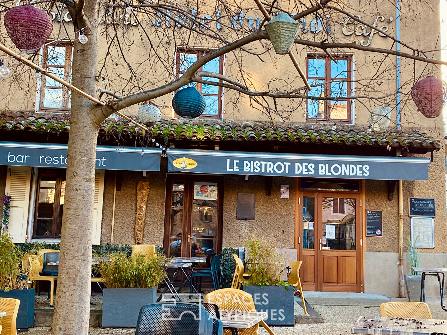 Cet ancien hôtel et son fonds de commerce dynamique, s’offrent une belle situation en Ardèche.