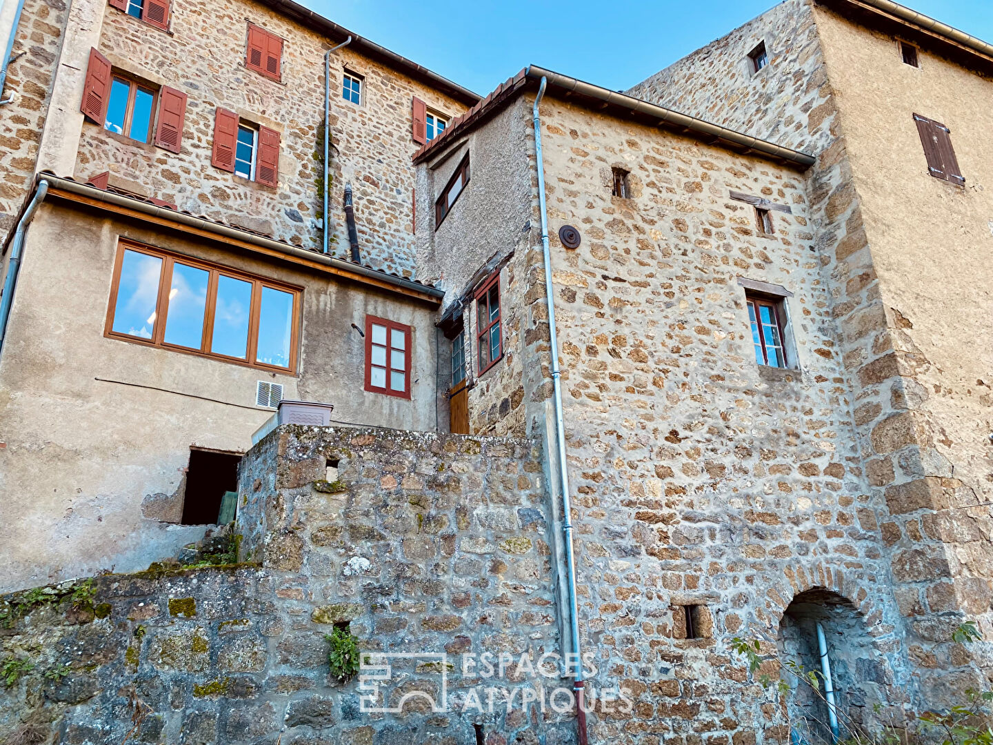 Murs et fonds de commerce d’un ancien hôtel, en Ardèche.