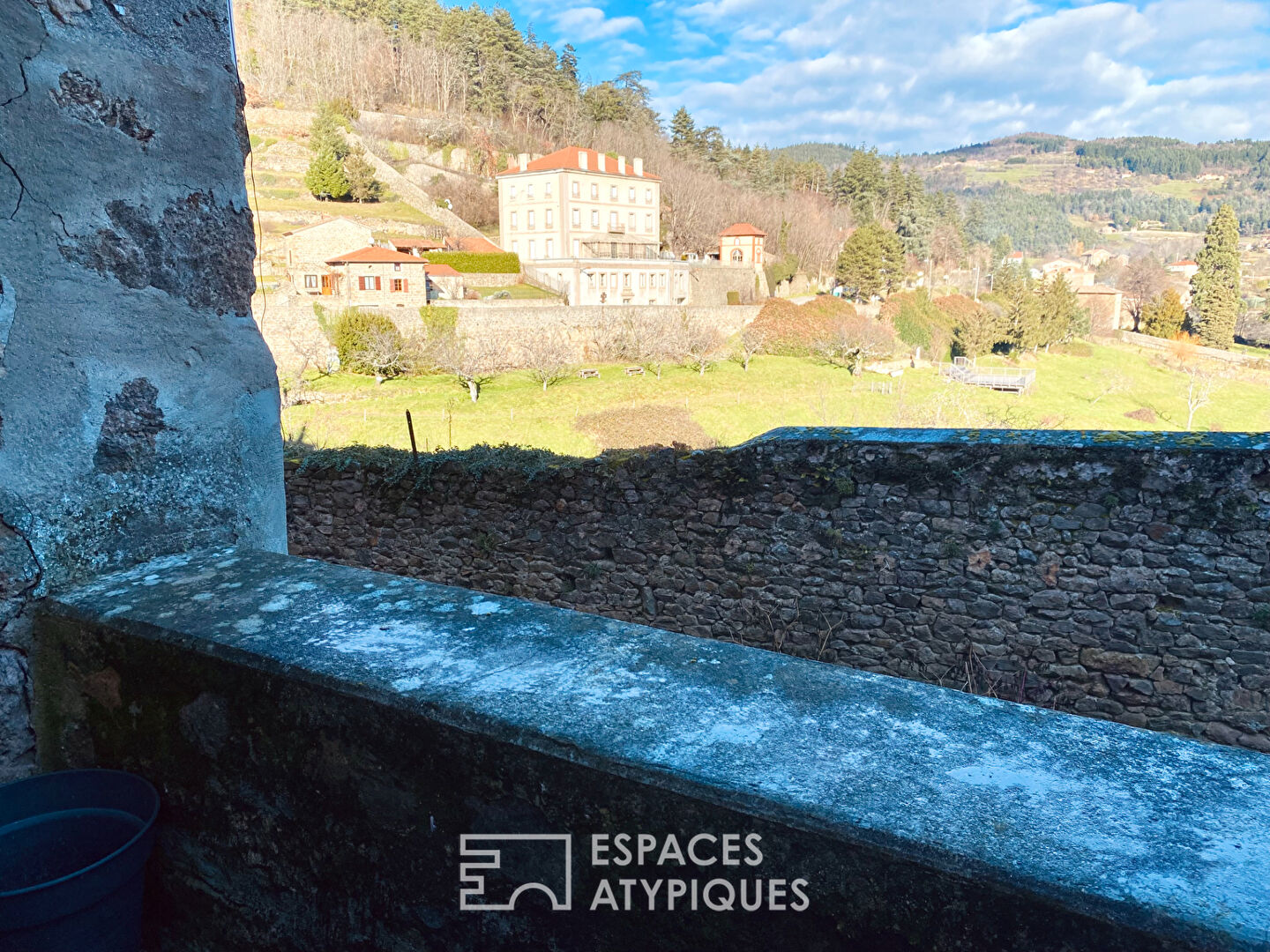 Cet ancien hôtel et son fonds de commerce dynamique, s’offrent une belle situation en Ardèche.