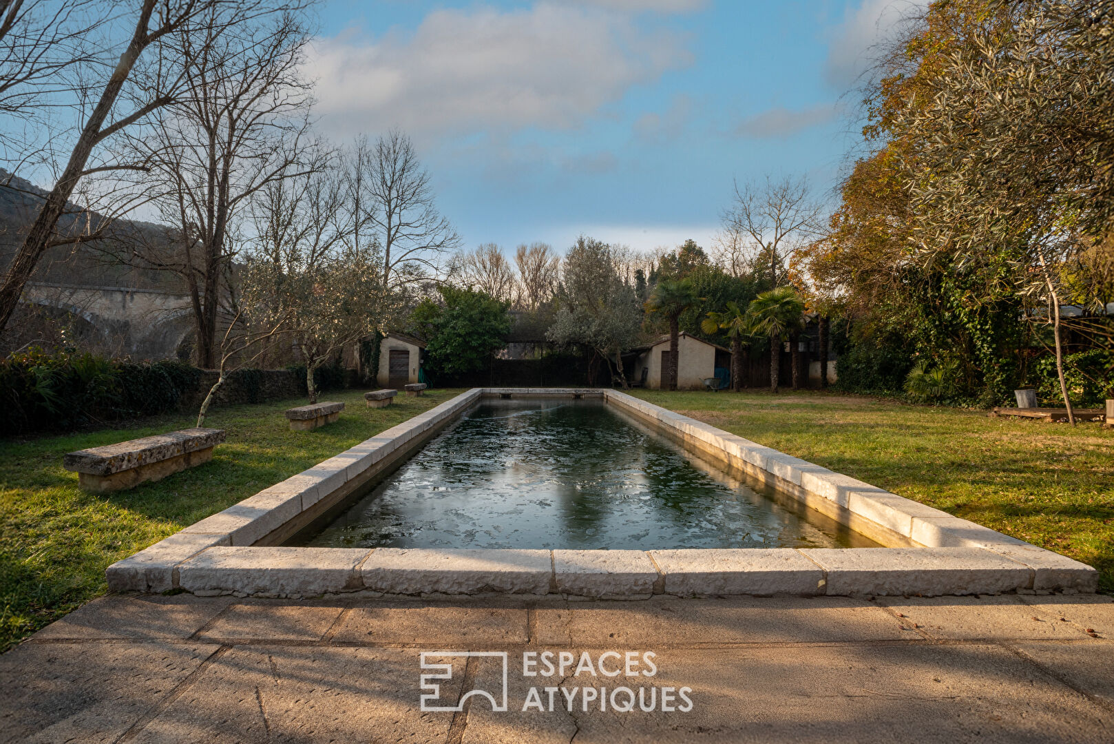 Charmant château de village et son indissociable parc d’influence méridionale