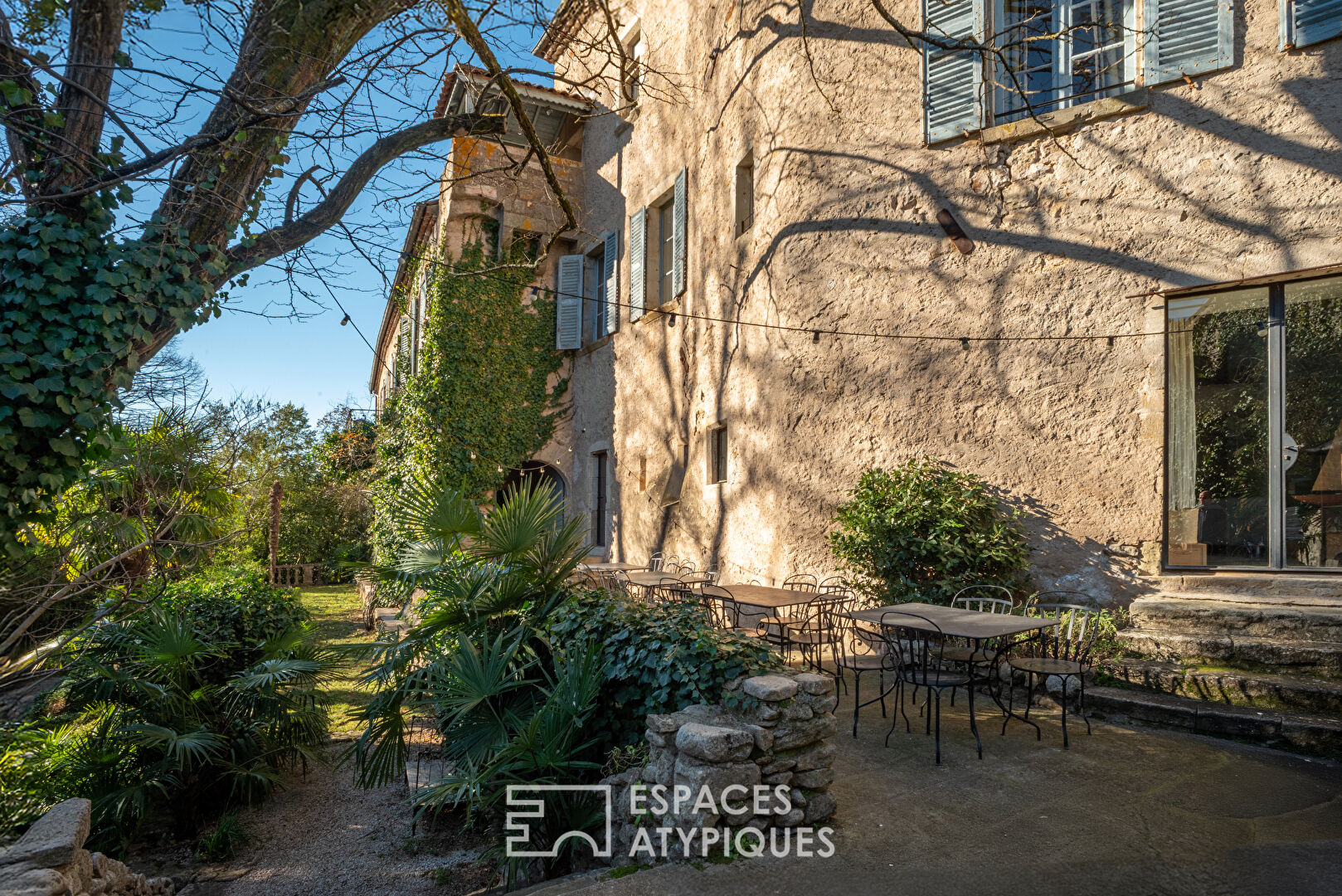 Charmant château de village et son indissociable parc d’influence méridionale