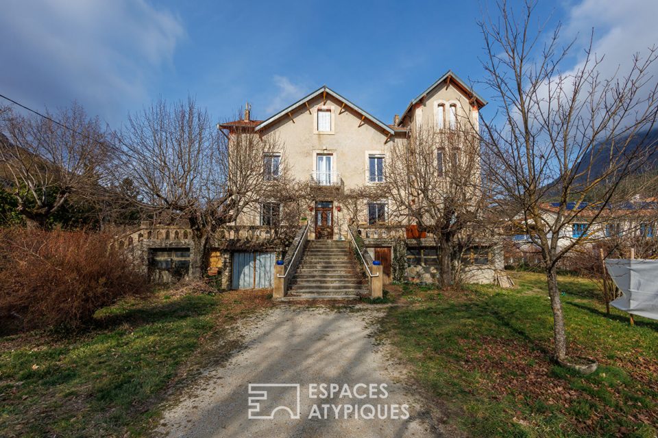 Maison de caractère à rénover avec potentiel d'accueil - Coeur de Rémuzat  Une bâtisse ancienne de 256 m² à révéler, avec jardin et vue dégagée.