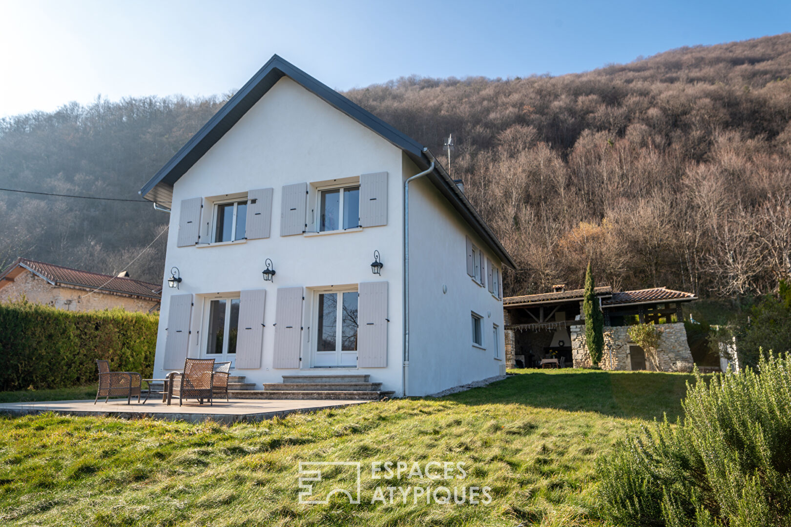 A unique setting for this renovated house with its breathtaking views