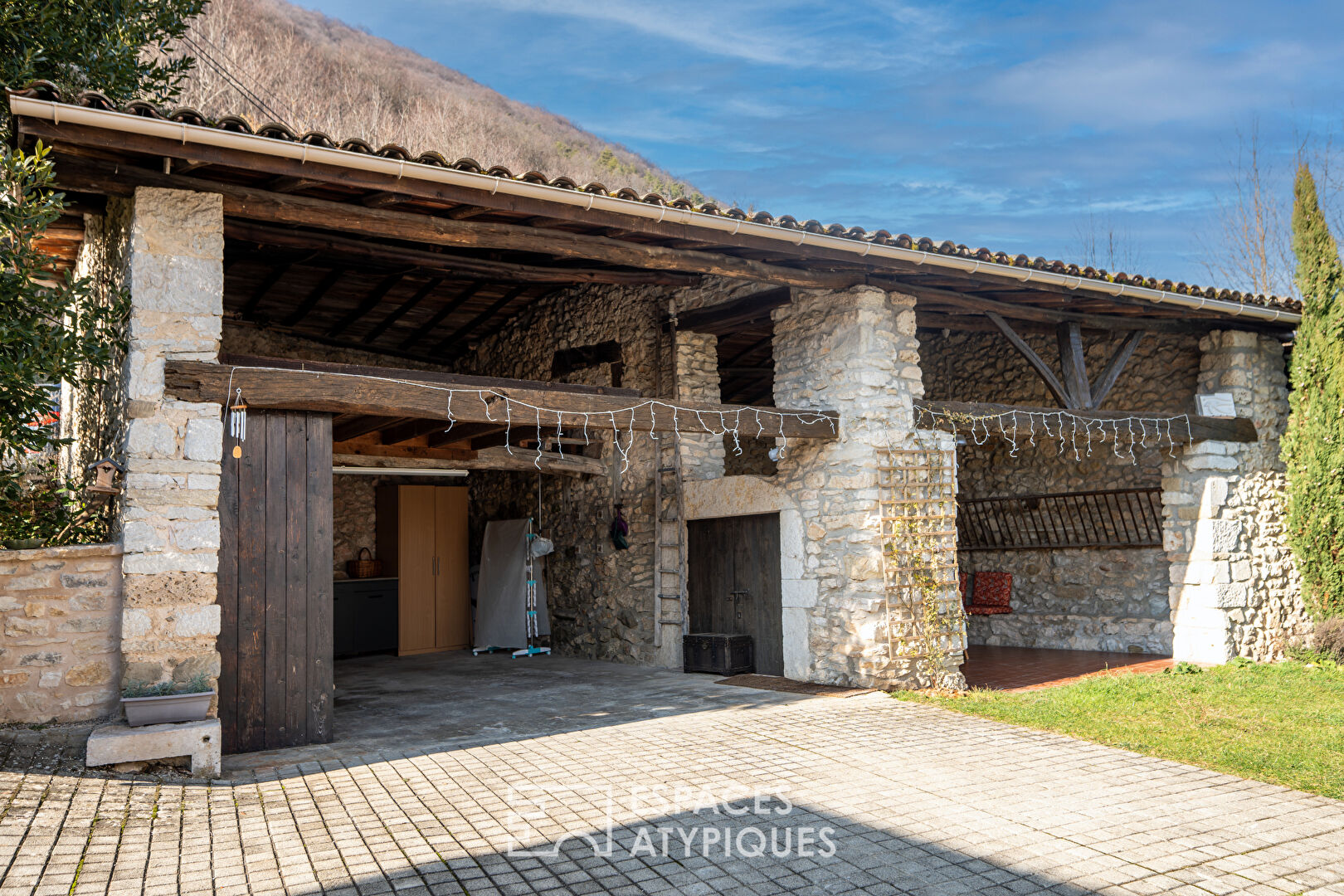 A unique setting for this renovated house with its breathtaking views