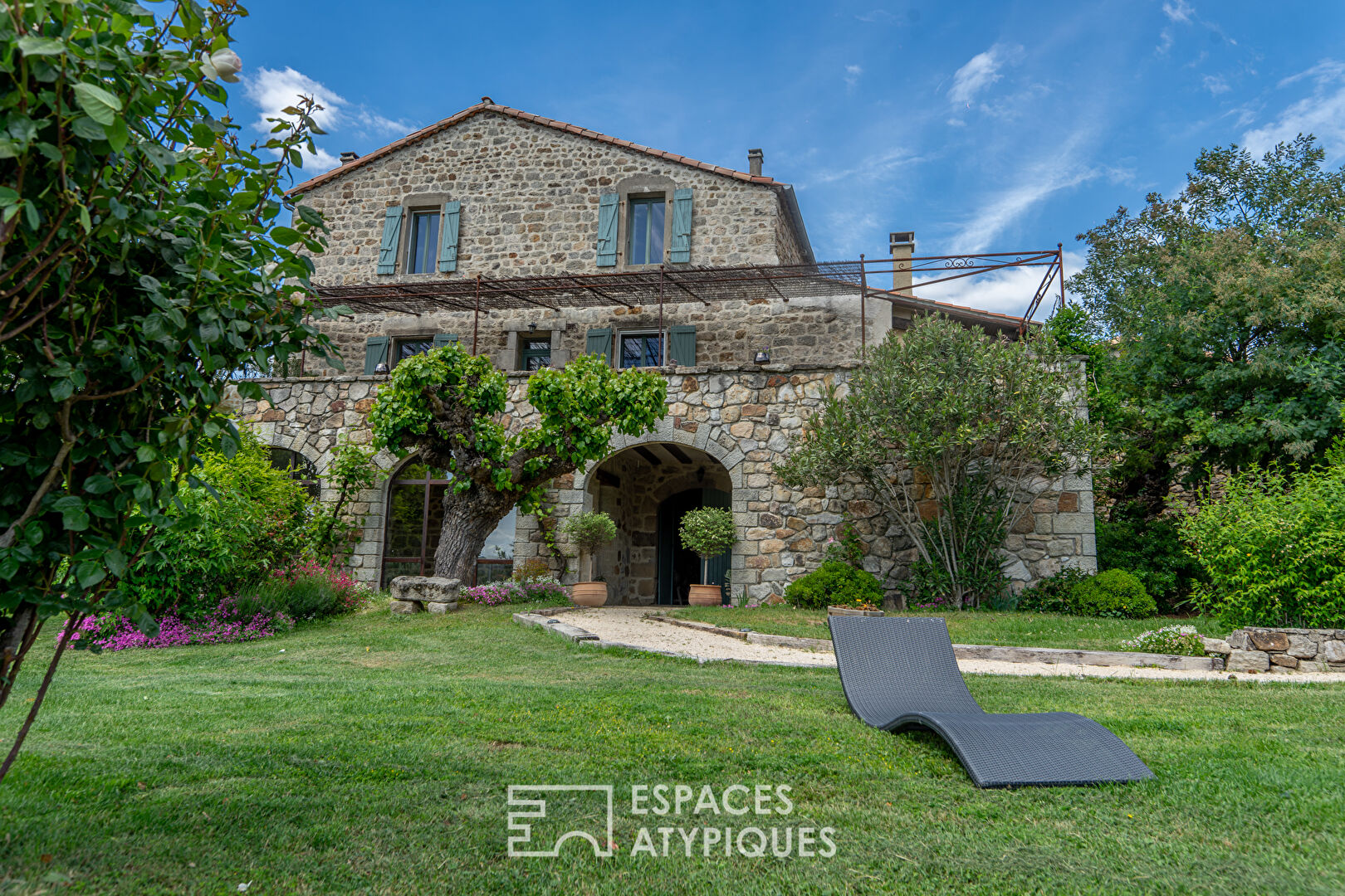 Propriété de charme rénovée, avec vue, piscine et chambres d’hôtes en Ardèche du Sud