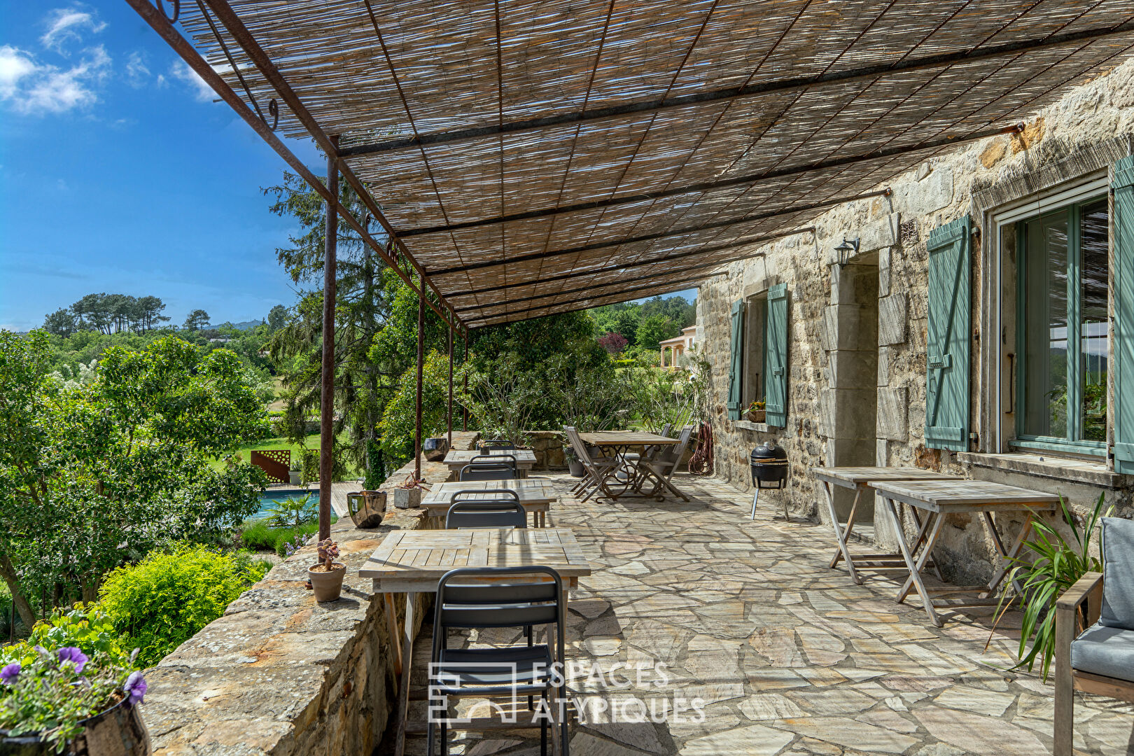 Propriété de charme rénovée, avec vue, piscine et chambres d’hôtes en Ardèche du Sud