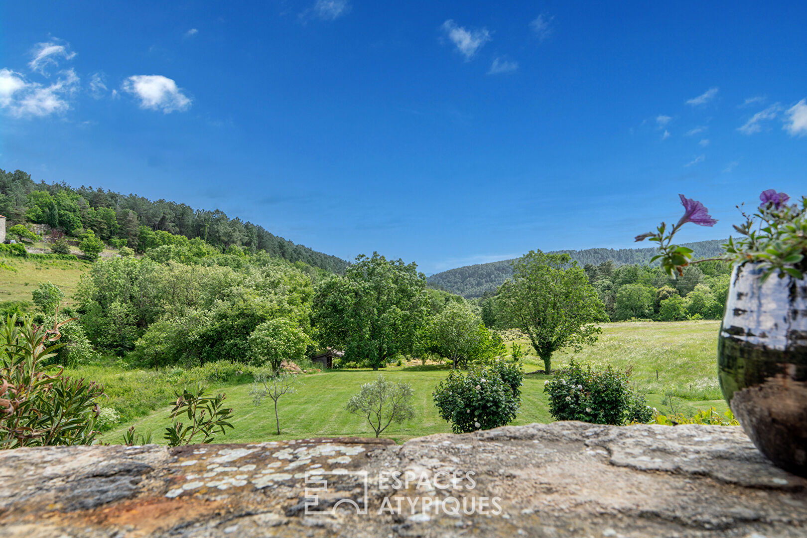 Propriété de charme rénovée, avec vue, piscine et chambres d’hôtes en Ardèche du Sud