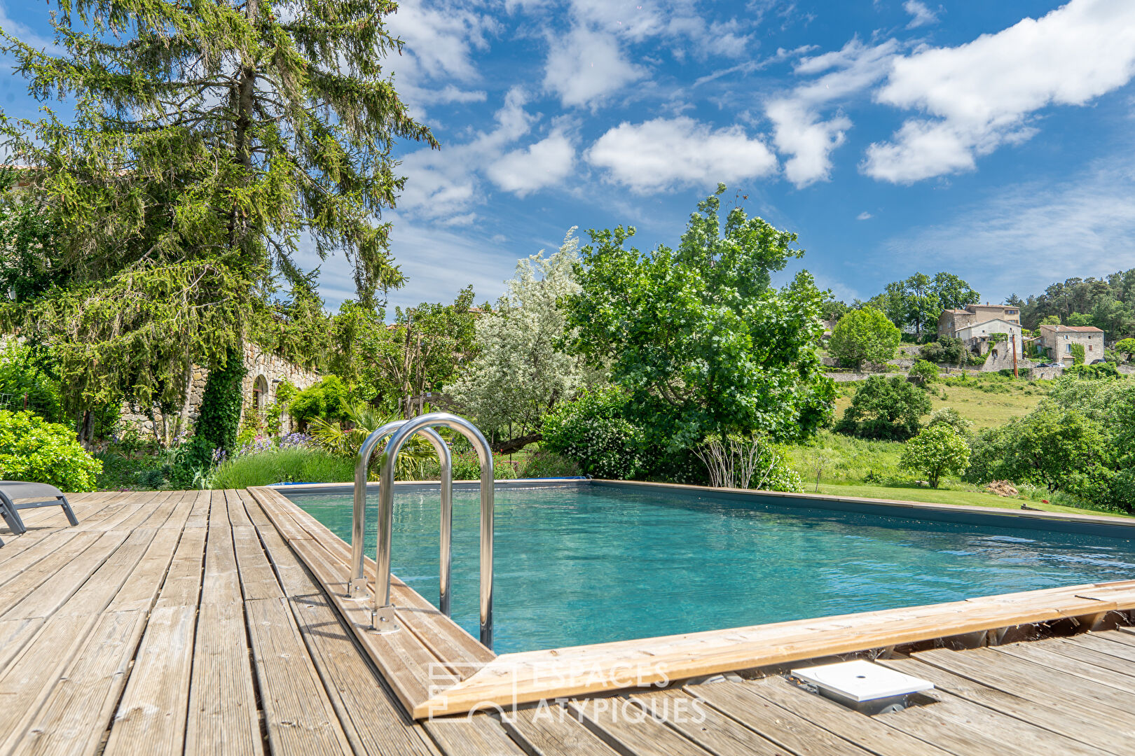 Propriété de charme rénovée, avec vue, piscine et chambres d’hôtes en Ardèche du Sud