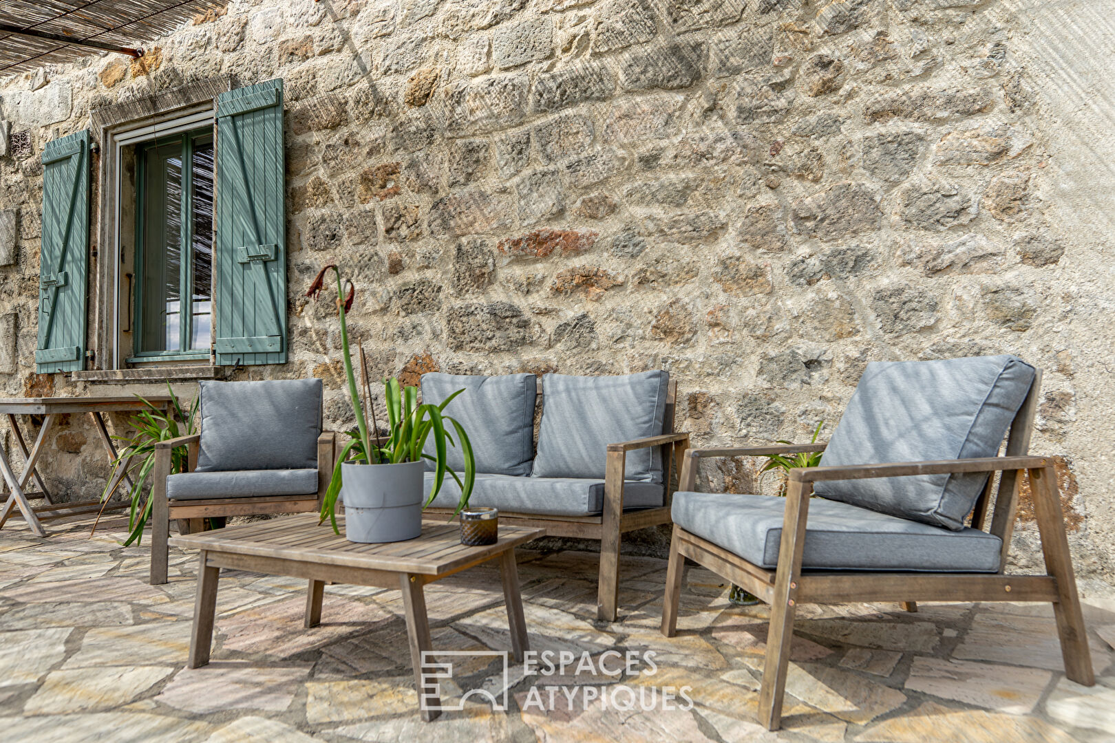 Propriété de charme rénovée, avec vue, piscine et chambres d’hôtes en Ardèche du Sud