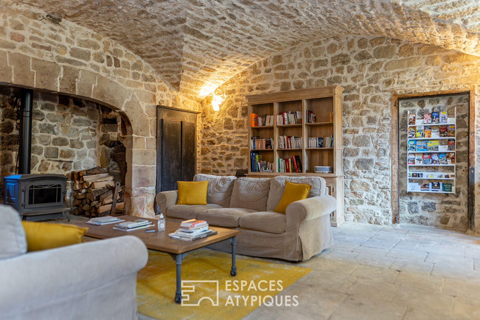 Propriété de charme rénovée, avec vue, piscine et chambres d’hôtes en Ardèche du Sud