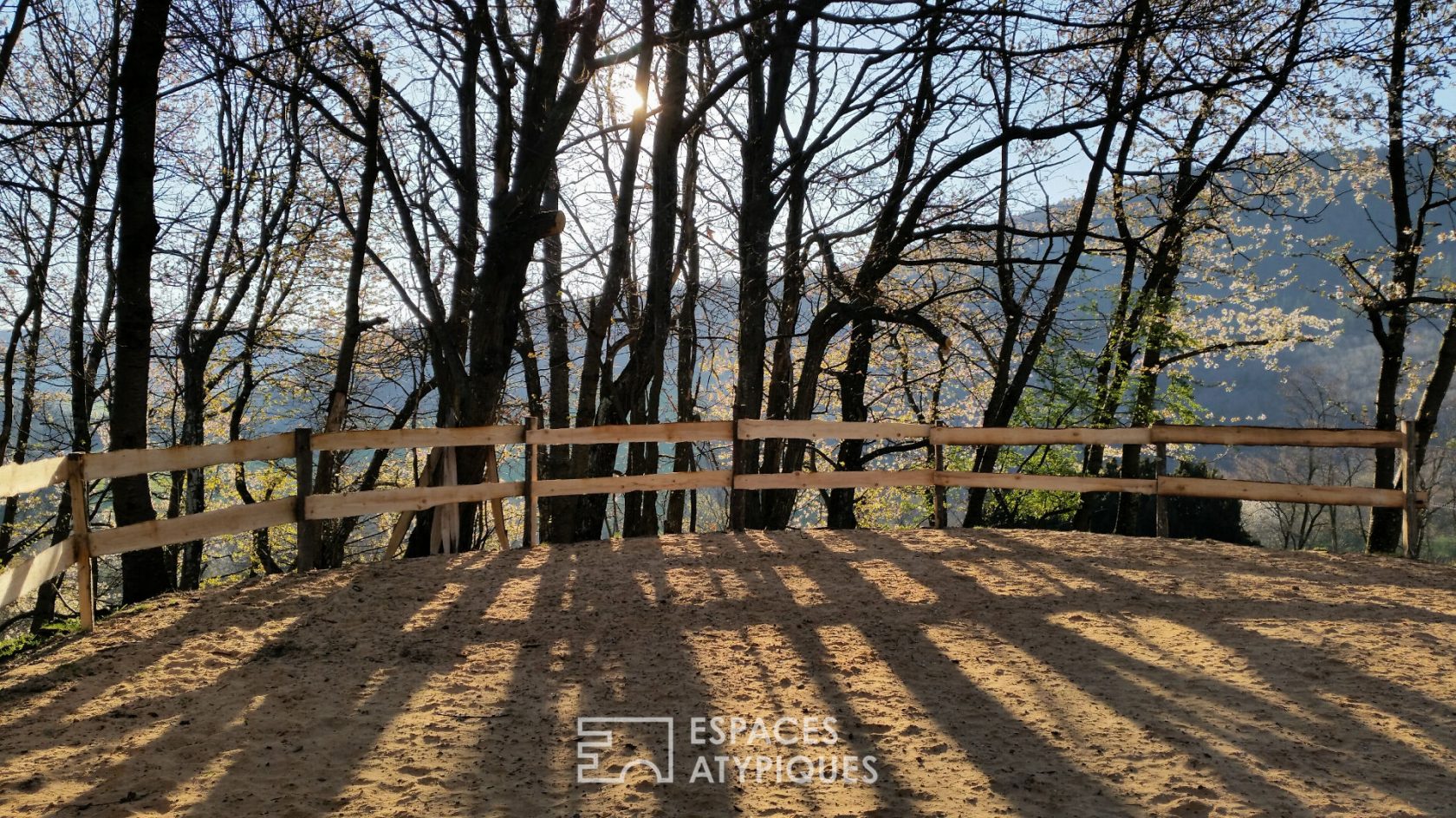 Propriété avec bâtisse en pierre rénovée et 5 hectares de terrain en Ardèche