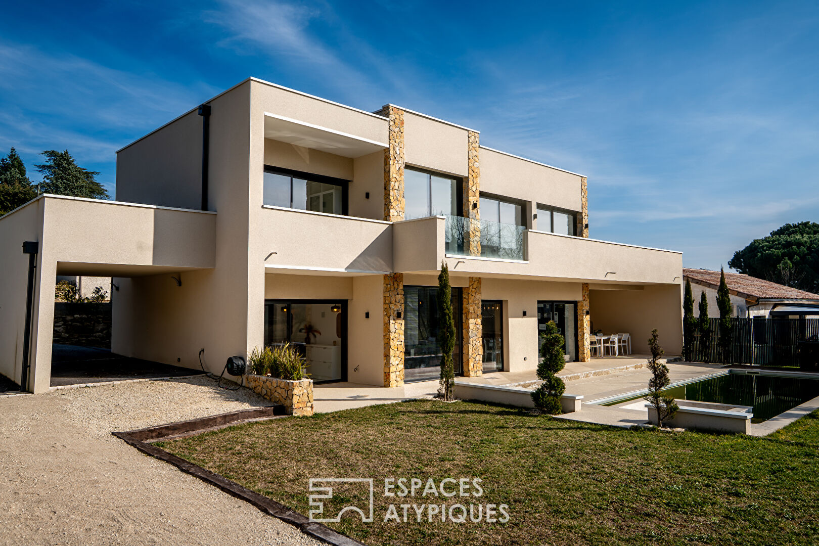 Élégance et lumière : superbe maison contemporaine avec piscine